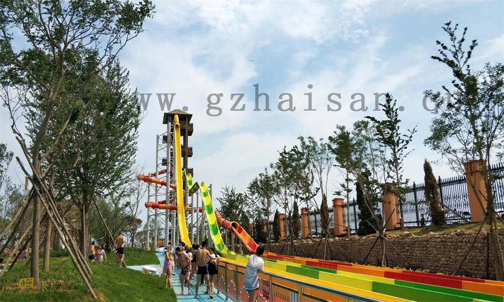 水上乐园设施狂欢，尽情畅享水上游乐盛宴