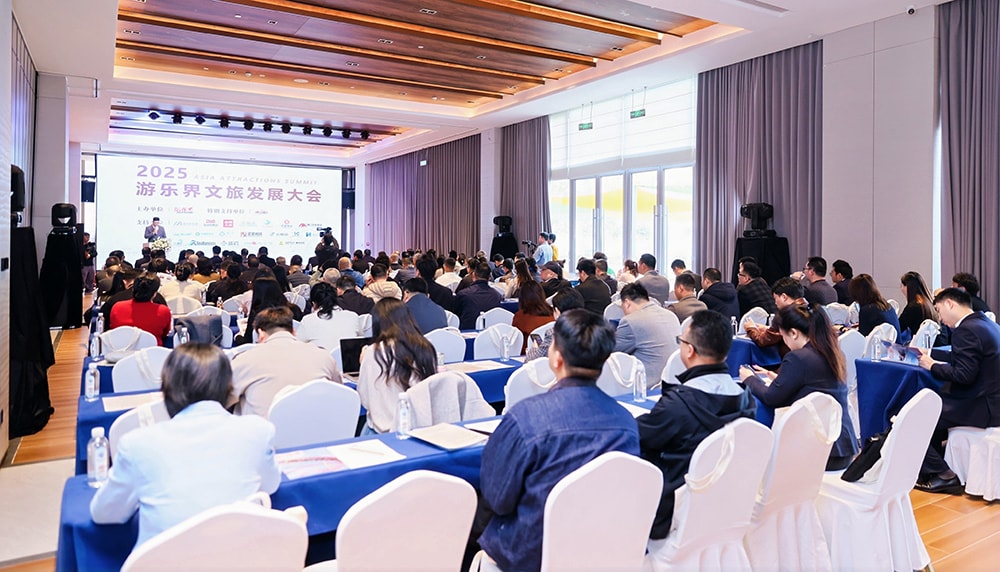 科技铸就非凡体验，专业成就行业标杆——jinnianhui今年会游乐荣膺2025金冠奖“杰出水滑道设备奖”