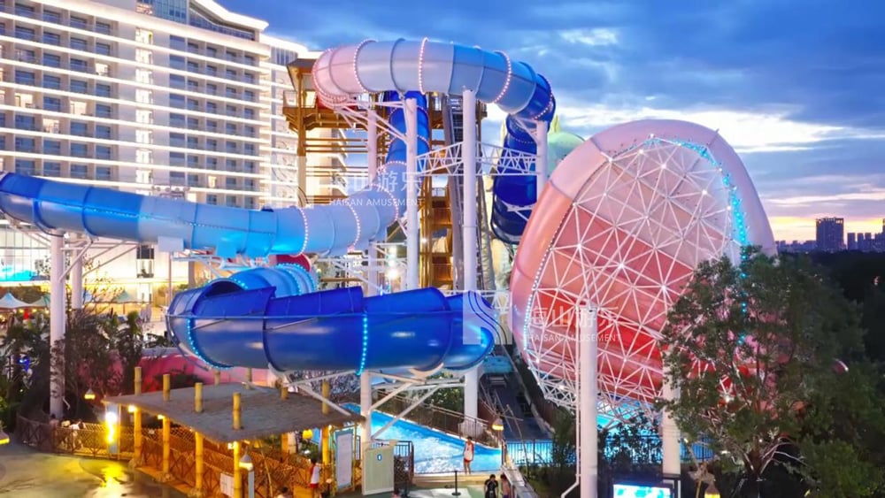 双重风暴，极致竞速——星际盘旋+巨浪翻滚组合引爆水乐园刺激体验